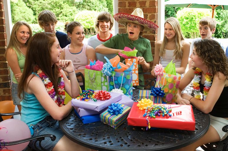 Perfect Party Games for Teenagers-winks game