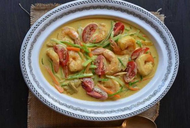 Prawn and chicken coconut curry