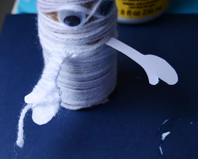 toilet-roll-craft-halloween-mummy-hand