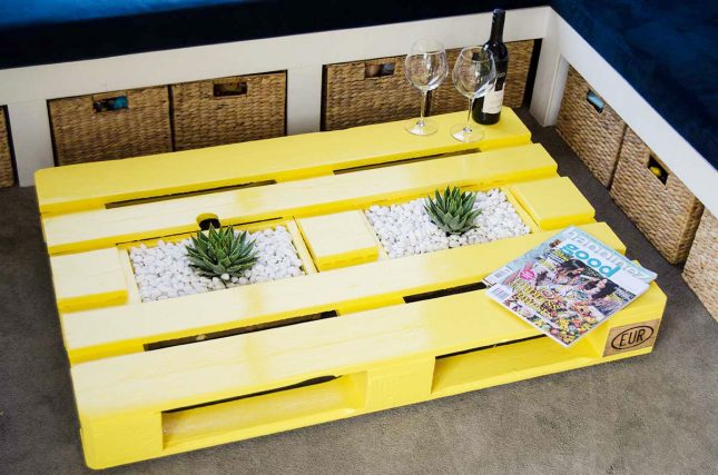 DIY-Pallet-Coffee-Table-with Planter Box
