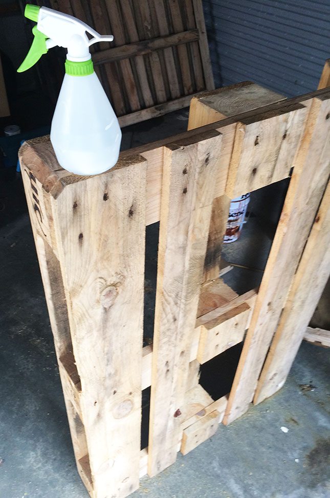 DIY-Pallet-Coffee-Table-with-Planter-Boxes-sterilise