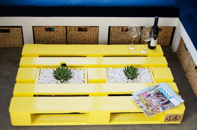 DIY-Pallet-Coffee-Table-with planters