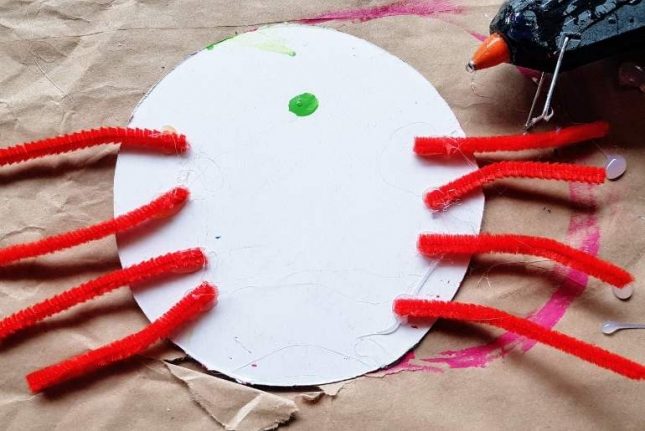 Paper Plate Craft - Spiders circle legs (1)