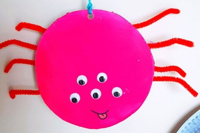 Paper Plate Craft - Spiders circle legs (3)