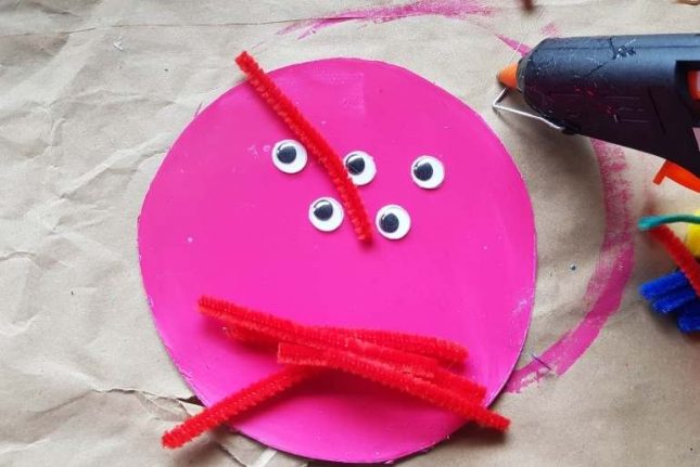 Paper Plate Craft - Spiders circle legs