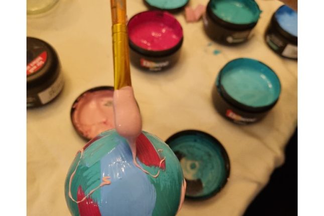 Christmas DIY Painted Baubles-dripping